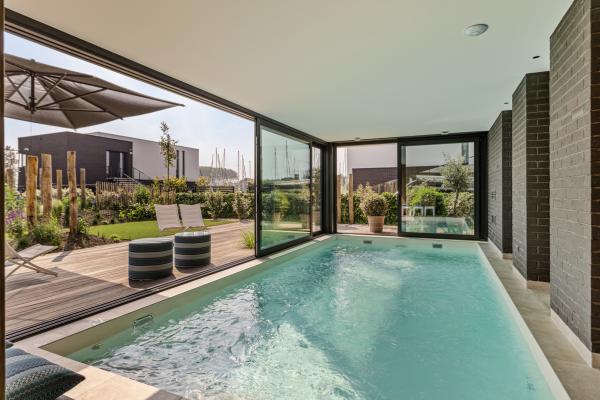 Luxe watervilla met zwembad en steiger aan het water in Kamperland - thumbnail 1