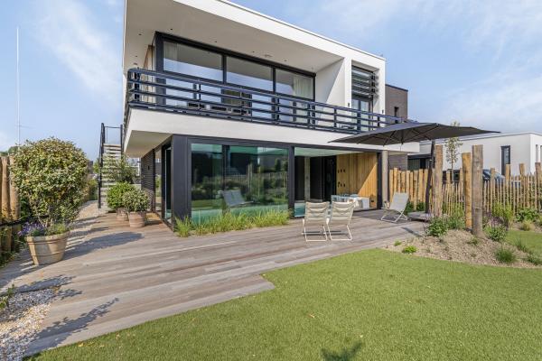 Luxe watervilla met zwembad en steiger aan het water in Kamperland - thumbnail 2