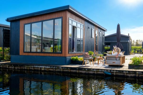 Sfeervolle water lodge met zonnig terras in hartje Giethoorn - thumbnail 1