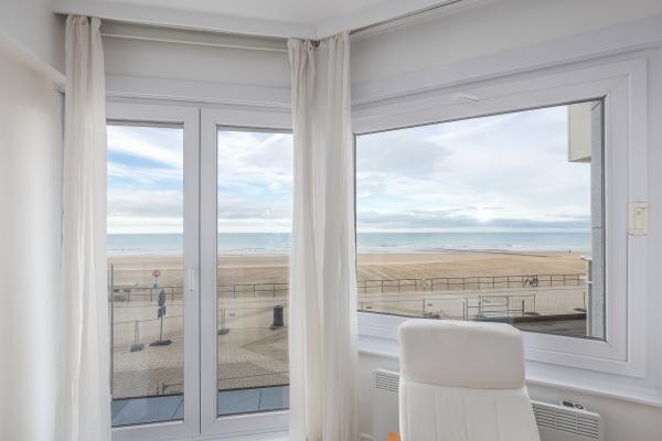 Appartement met frontaal zeezicht op de zeedijk van Middelkerke - thumbnail 3