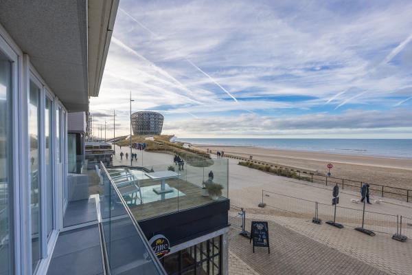 Appartement met frontaal zeezicht op de zeedijk van Middelkerke - thumbnail 1