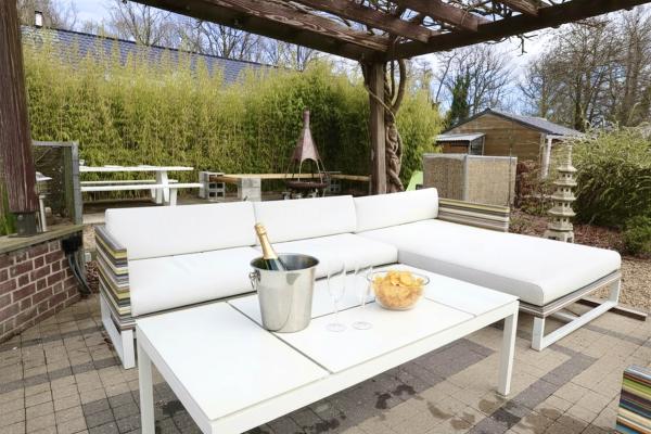 Ruim gezinschalet aan de bosrand bij Biron met grote tuin - thumbnail 2