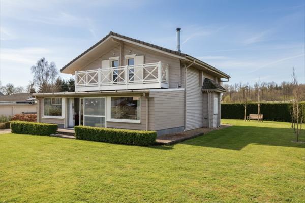 Ruim gezinschalet aan de bosrand bij Biron met grote tuin - thumbnail 1