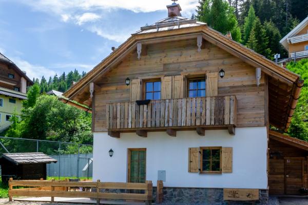 Sfeervol chalet aan de piste op de Katschberg met sauna - thumbnail 1