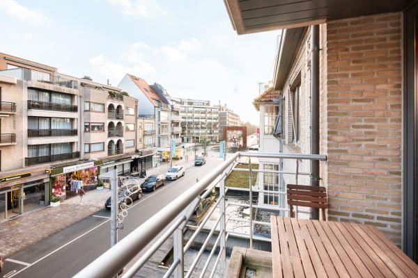 Licht appartement met 2 balkons in hartje Koksijde, 500m van strand - thumbnail 3