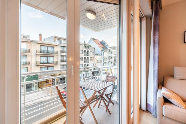 Licht appartement met 2 balkons in hartje Koksijde, 500m van strand - thumbnail 2