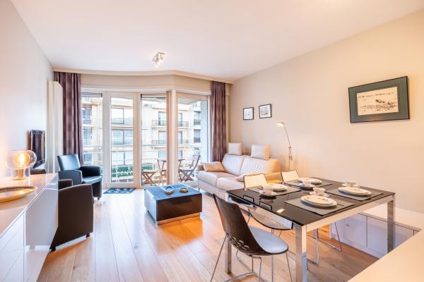Licht appartement met 2 balkons in hartje Koksijde, 500m van strand - thumbnail 1