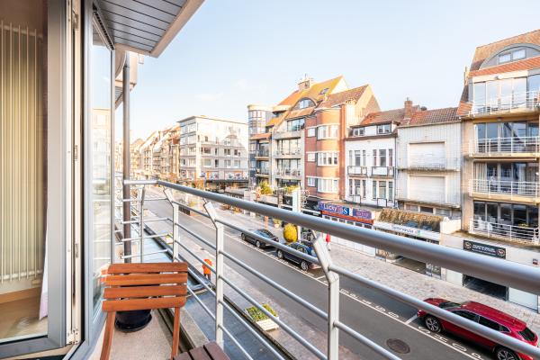 Licht appartement met 2 balkons in hartje Koksijde, 500m van strand - thumbnail 4