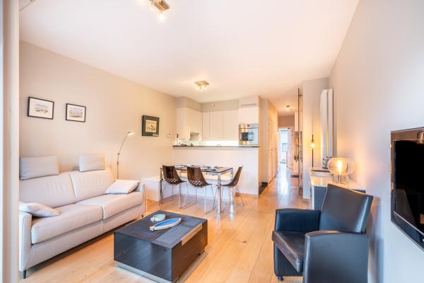 Licht appartement met 2 balkons in hartje Koksijde, 500m van strand - thumbnail 5