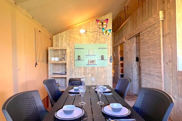 Luxe safaritent op de Veluwe voor 6 personen, nabij bos en centrum - thumbnail 4