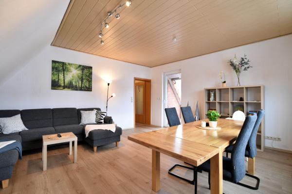 Ruim appartement voor 6 in het Weserbergland met balkon en boszicht - thumbnail 1