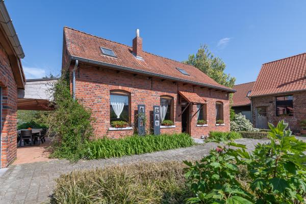 Centraal gelegen sfeervol landhuis in Le Bizet voor 8 personen - thumbnail 1