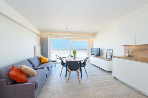 Licht appartement op de Zeedijk met onbelemmerd zeezicht in Middelkerke - thumbnail 1