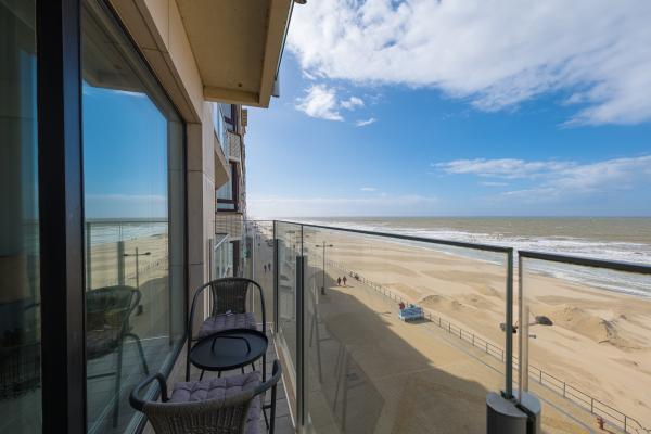 Licht appartement op de Zeedijk met onbelemmerd zeezicht in Middelkerke - thumbnail 3