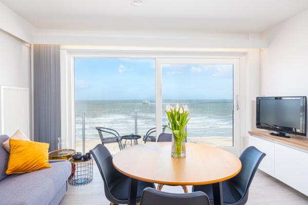 Licht appartement op de Zeedijk met onbelemmerd zeezicht in Middelkerke - thumbnail 2