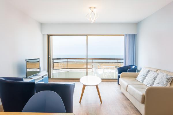 Centraal gelegen modern appartement met frontaal zeezicht in Middelkerke - thumbnail 1