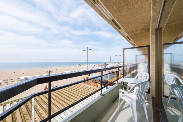 Centraal gelegen modern appartement met frontaal zeezicht in Middelkerke - thumbnail 2