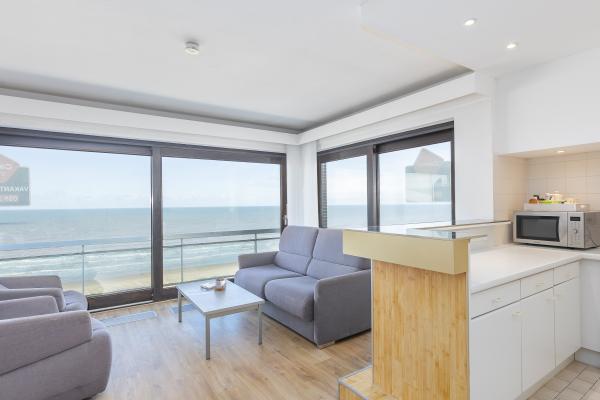 Centraal gelegen hoekappartement in Middelkerke met fenomenaal zeezicht - thumbnail 1