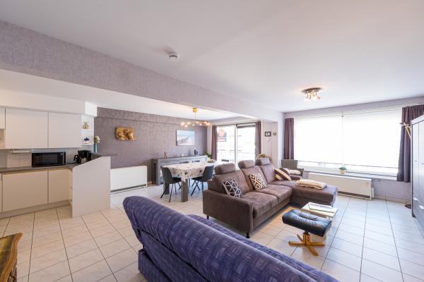 Licht appartement op 3e verdieping met terras en zijdelings zeezicht - thumbnail 1