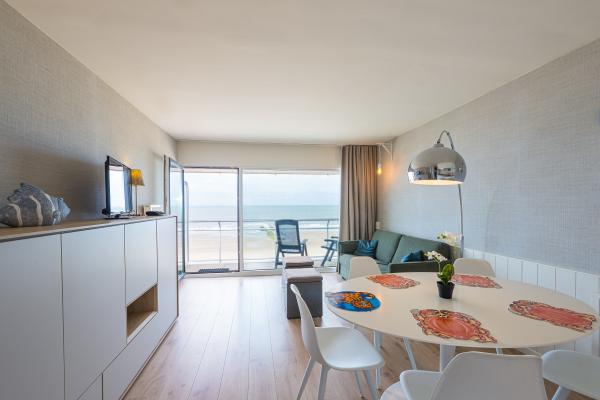 Lichtrijke studio aan zee met panoramisch uitzicht en garage in Middelkerke - thumbnail 1