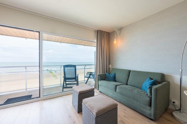 Lichtrijke studio aan zee met panoramisch uitzicht en garage in Middelkerke - thumbnail 2