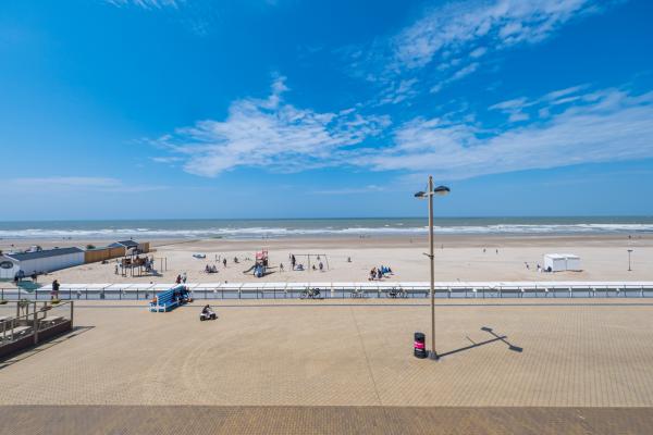 Op 550m van het centrum: ruim appartement met zeezicht in Middelkerke - thumbnail 3