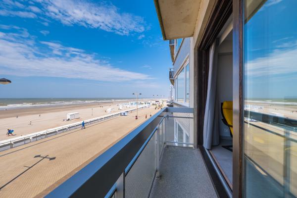 Op 550m van het centrum: ruim appartement met zeezicht in Middelkerke - thumbnail 2