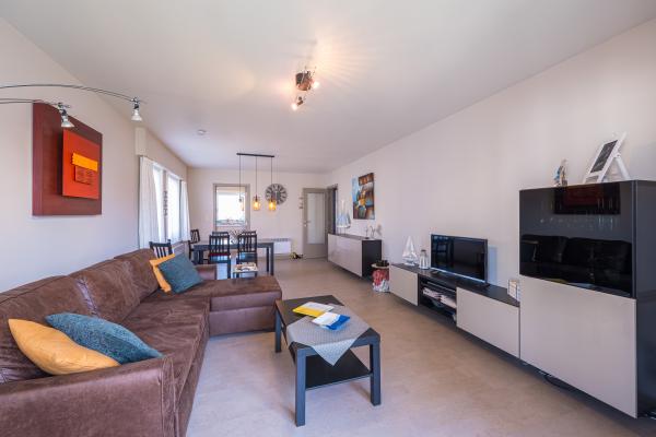 Licht appartement met terras en zwembad, 200m van centrum en strand - thumbnail 5
