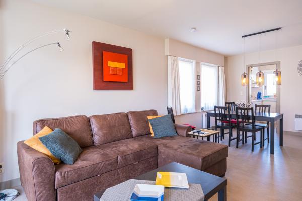 Licht appartement met terras en zwembad, 200m van centrum en strand - thumbnail 6