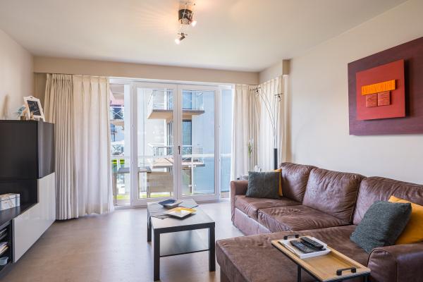 Licht appartement met terras en zwembad, 200m van centrum en strand - thumbnail 4