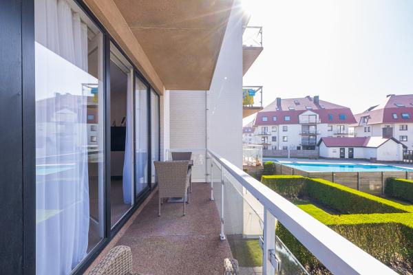 Licht appartement met terras en zwembad, 200m van centrum en strand - thumbnail 1
