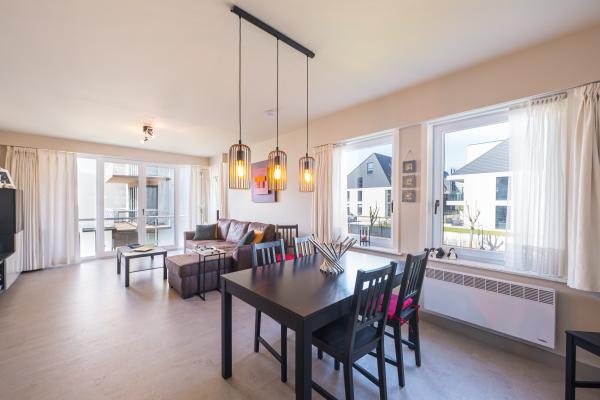 Licht appartement met terras en zwembad, 200m van centrum en strand - thumbnail 3
