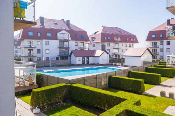 Licht appartement met terras en zwembad, 200m van centrum en strand - thumbnail 2