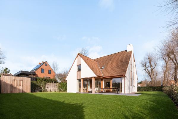 Vrijstaande villa voor 10 personen met grote tuin, op 1 km van strand en duinen - thumbnail 1