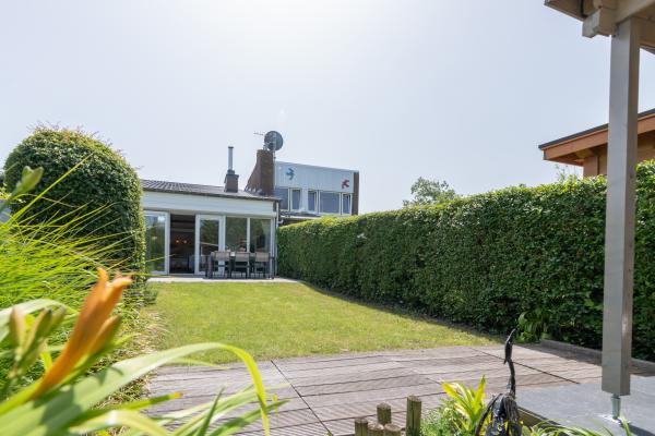Sfeervol strandhuis direct aan zee met tuin in Nieuwvliet - thumbnail 1
