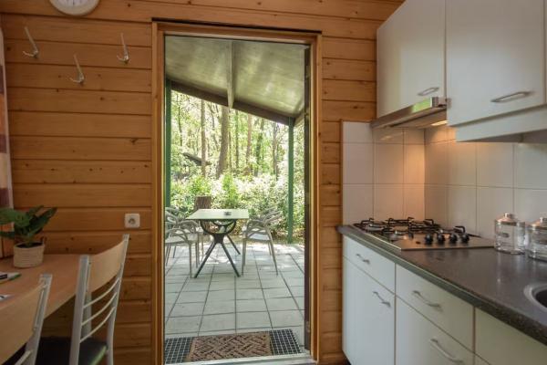 Vrijstaande bungalow De Wielewaal met overdekt terras in bosrijk Heesch - thumbnail 2
