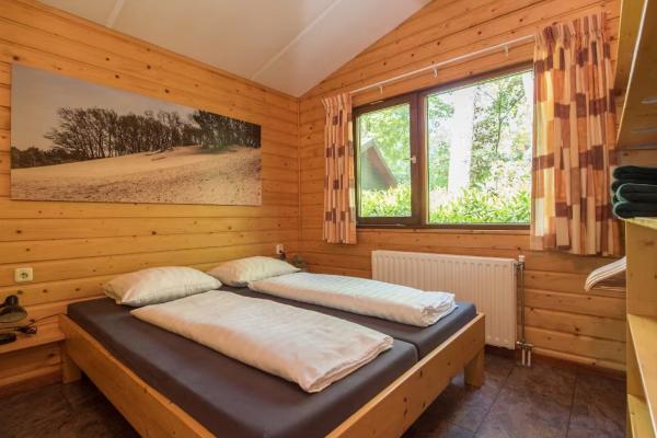 Vrijstaande bungalow De Wielewaal met overdekt terras in bosrijk Heesch - thumbnail 6