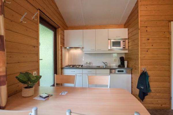 Vrijstaande bungalow De Wielewaal met overdekt terras in bosrijk Heesch - thumbnail 3