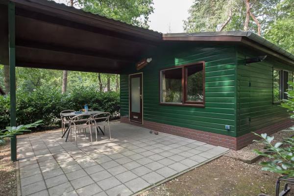Vrijstaande bungalow De Wielewaal met overdekt terras in bosrijk Heesch - thumbnail 1