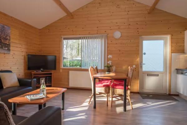 Vrijstaande bungalow met bad en uitzicht op de vijver in Heesch - thumbnail 2