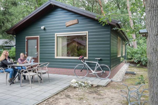 Vrijstaande bungalow met bad en uitzicht op de vijver in Heesch - thumbnail 5