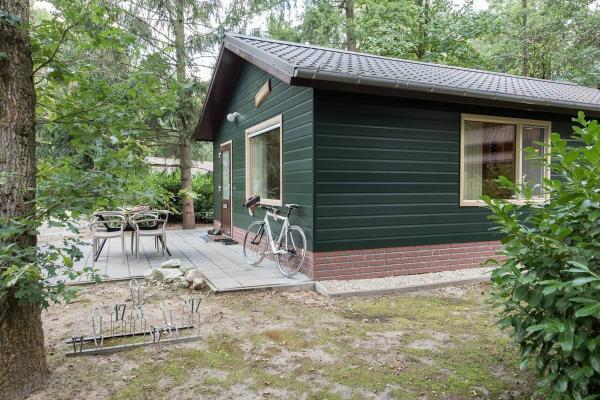 Vrijstaande bungalow met bad en uitzicht op de vijver in Heesch - thumbnail 4