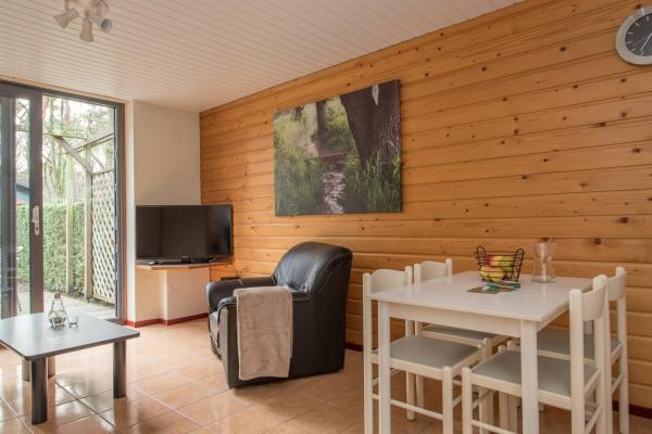 Knusse bungalow voor 2 in het groen van Heesch, dichtbij natuur en centrum - thumbnail 3