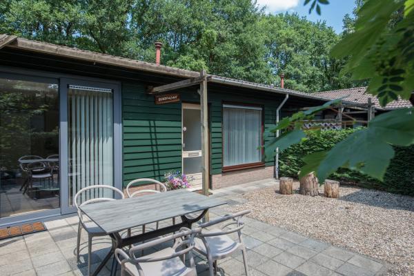 Knusse bungalow voor 2 in het groen van Heesch, dichtbij natuur en centrum - thumbnail 1