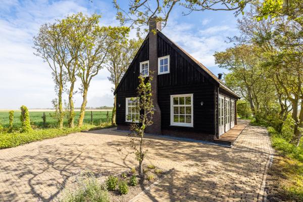 Luxe groepsvilla De Sedyk: 16 pers, hottub, direct aan Waddenzee - thumbnail 1