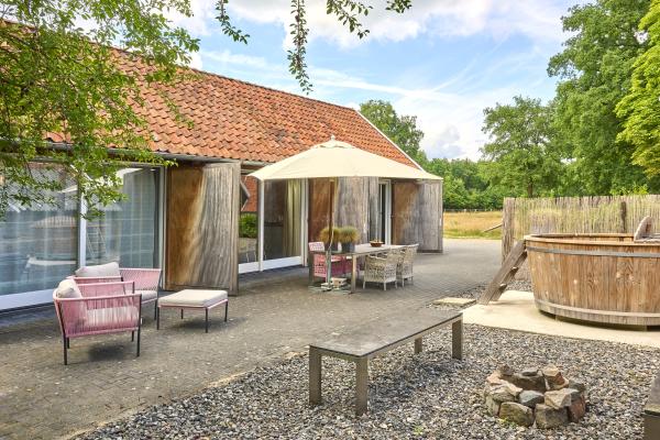 Drie sfeervolle vakantiewoningen met sauna en hottub op rustig Twents erf - thumbnail 1