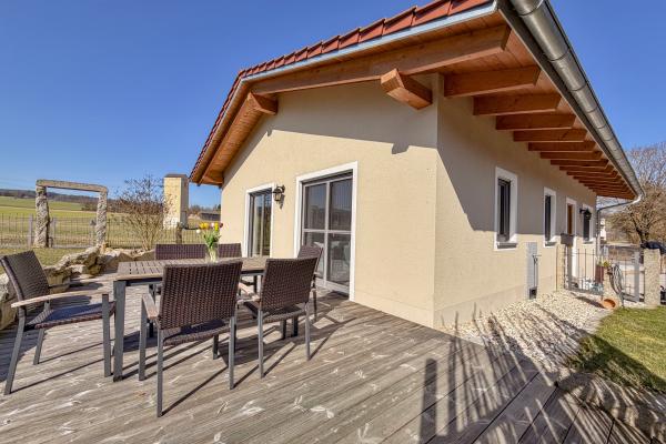 Modern vrijstaand vakantiehuis in Beieren met terras en tuin - thumbnail 1