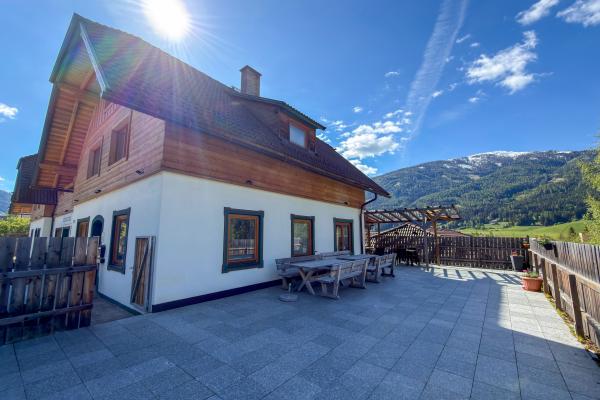 Luxe 14-persoons appartement met serre in Sankt Michael im Lungau - thumbnail 1
