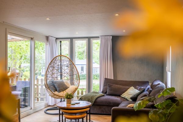 Modern chalet op familiecamping in bosrijk Reestdal bij IJhorst - thumbnail 4