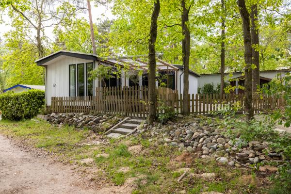 Modern chalet op familiecamping in bosrijk Reestdal bij IJhorst - thumbnail 1